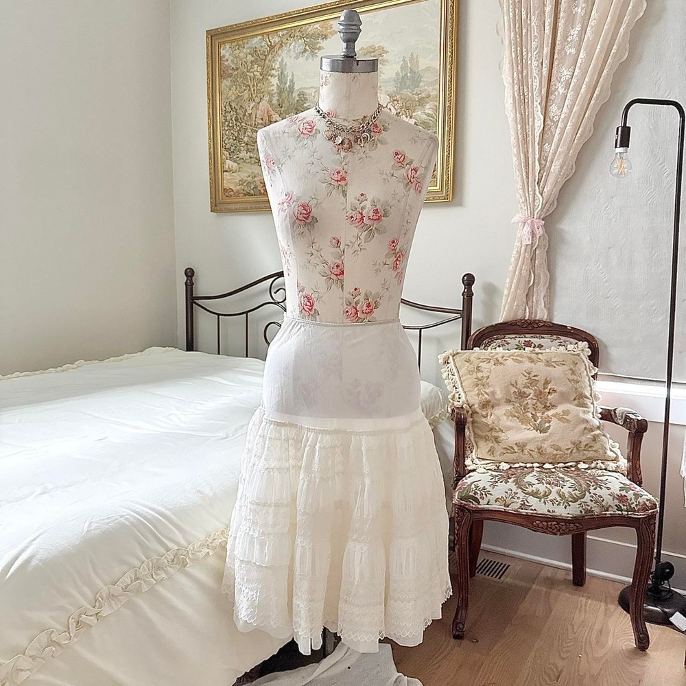 70s Lady Helena size small white tiered lace prairie skirt